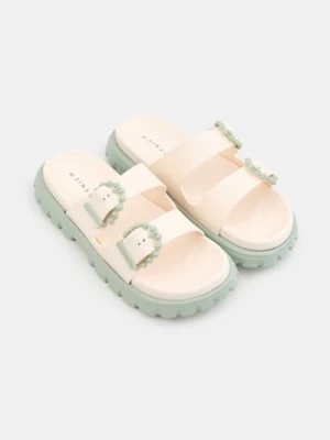 Sinsay - Klapki z dwoma paskami i ozdobnymi klamrami - wielobarwny