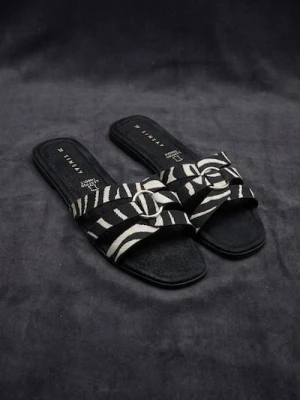 Sinsay - Klapki z motywem zebry ze skórzaną wkładką - czarny