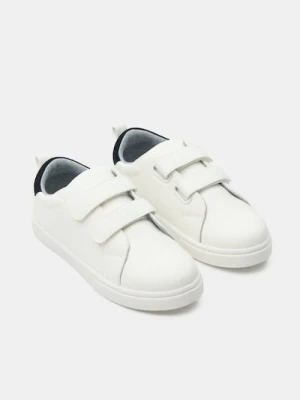 Sinsay - Klasyczne sneakersy na rzepy - biały