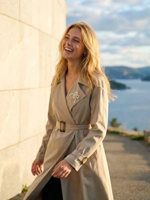 Sinsay - Klasyczny trencz z paskiem - brązowy