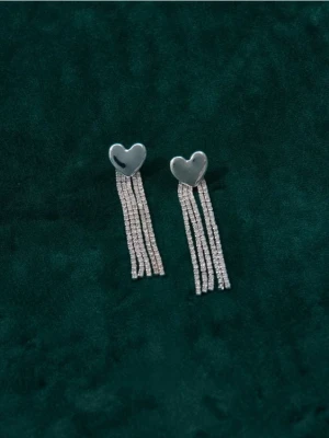 Sinsay - Kolczyki w kształcie serca z błyszczącym wykończeniem - srebrny