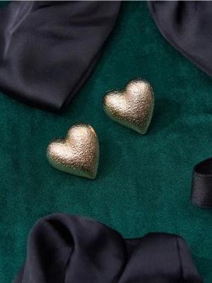 Sinsay - Kolczyki w kształcie serca z błyszczącym wykończeniem - złoty