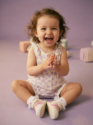 Sinsay - Kombinezon z ozdobnymi supełkami na ramionach - kremowy