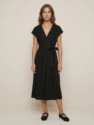 Sinsay - Kopertowa sukienka maxi z wiskozą i domieszką lnu - czarny