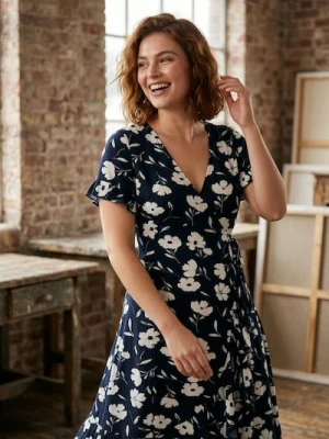 Sinsay - Kopertowa sukienka midi w kwiaty - czarny