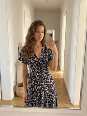 Sinsay - Kopertowa sukienka midi w kwiaty - czarny