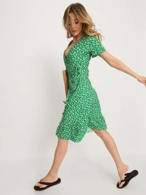 Sinsay - Kopertowa sukienka mini z falbanką w kwiatki - wielobarwny