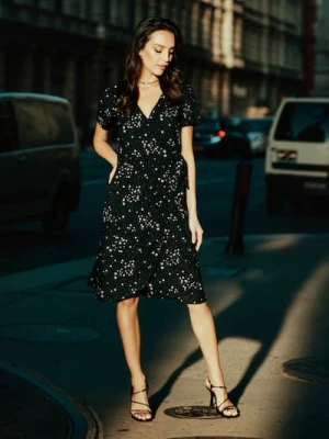 Sinsay - Kopertowa sukienka z wiązaniem i kwiatowym printem - czarny