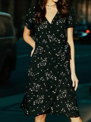 Sinsay - Kopertowa sukienka z wiązaniem i kwiatowym printem - czarny