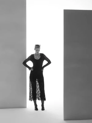 Sinsay - Koronkowa sukienka maxi z falbanami - czarny