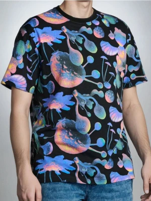 Sinsay - Koszulka comfort fit z abstrakcyjnym nadrukiem - wielobarwny