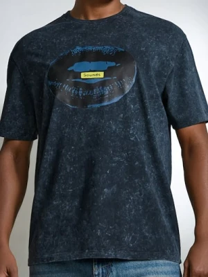 Sinsay - Koszulka comfort fit z nadrukiem i efektem sprania - czarny