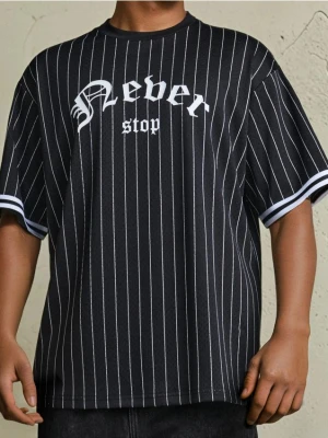 Sinsay - Koszulka loose fit z napisem - czarny