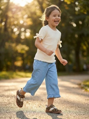 Sinsay - Koszulka prążkowana z ozdobną taśmą haftowaną i kokardkami na rękawach - kremowy