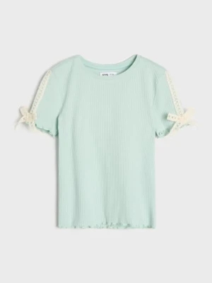Sinsay - Koszulka prążkowana z ozdobną taśmą haftowaną i kokardkami na rękawach - zielony