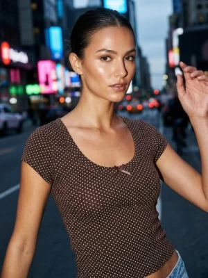 Sinsay - Koszulka w kropki z ozdobną kokardką - brązowy