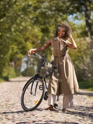 Sinsay - Koszulowa sukienka midi z paskiem - brązowy