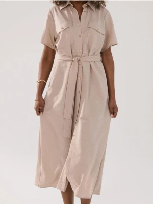 Sinsay - Koszulowa sukienka midi z paskiem - kremowy