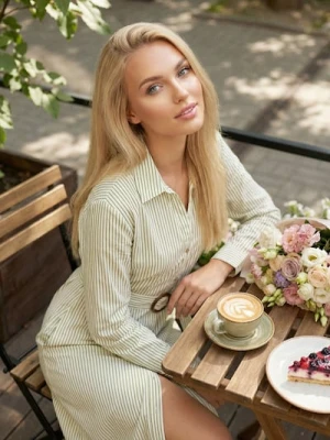 Sinsay - Koszulowa sukienka midi z paskiem - wielobarwny