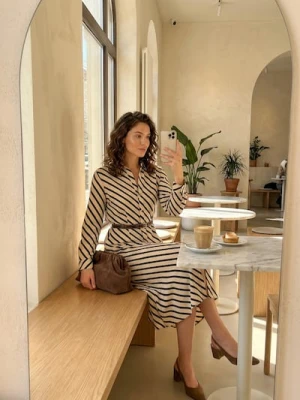 Sinsay - Koszulowa sukienka z bawełną z paskiem w talii - wielobarwny