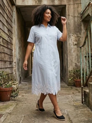 Sinsay - Koszulowa sukienka z haftowanym dołem Plus Size - błękitny