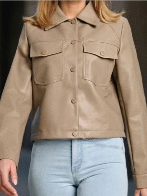 Sinsay - Krótka kurtka z imitacji skóry - brązowy