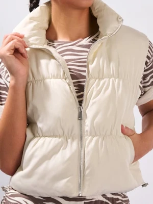 Sinsay - Krótka pikowana kamizelka - kremowy