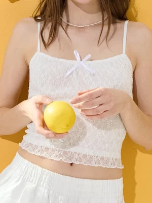 Sinsay - Krótki koronkowy top na ramiączkach - kremowy