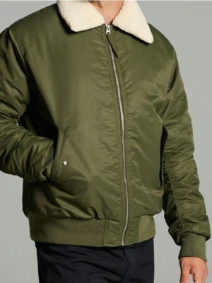 Sinsay - Kurtka bomberka z kołnierzykiem - khaki