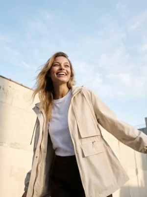 Sinsay - Kurtka parka z kapturem i kieszeniami z twillu - kremowy