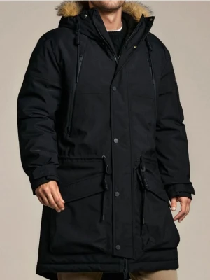 Sinsay - Kurtka puffer z kapturem - czarny