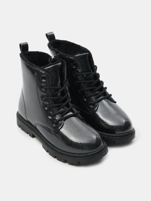 Sinsay - Lakierowane botki z ociepleniem - czarny