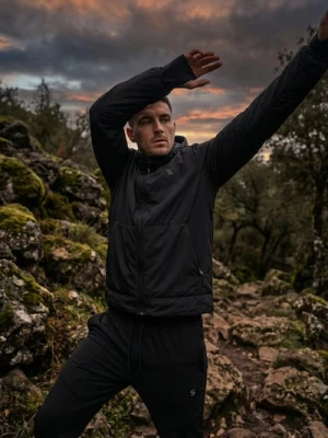 Sinsay - Lekka kurtka wiatrówka z kapturem SNSY PERFORMANCE - czarny