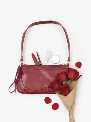 Sinsay - Mała lakierowana torebka na ramię - bordowy