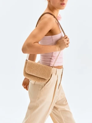 Sinsay - Mała pleciona torebka z regulowanym paskiem - kremowy