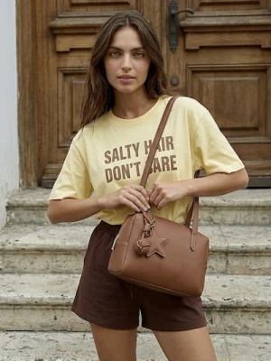 Sinsay - Mała torebka na ramię z imitacji skóry z brelokiem - brązowy