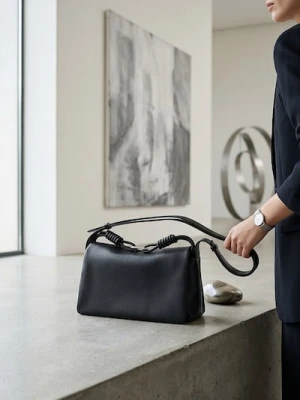 Sinsay - Mała torebka z dodatkowym paskiem i ozdobnym metalowym haczykiem - czarny