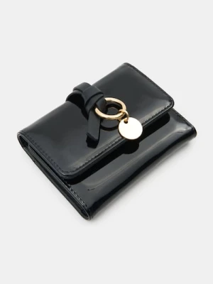 Sinsay - Mały portfel z imitacji lakierowanej skóry - czarny
