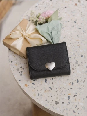 Sinsay - Mały portfel z ozdobnym zapięciem w kształcie serca - czarny