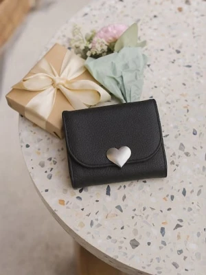 Sinsay - Mały portfel z ozdobnym zapięciem w kształcie serca - czarny
