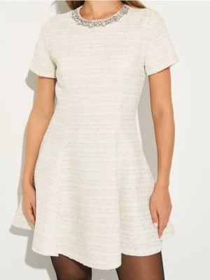 Sinsay - Marynarkowa sukienka mini z ozdobnymi cyrkoniami - kremowy