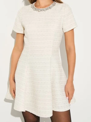 Sinsay - Marynarkowa sukienka mini z ozdobnymi cyrkoniami - kremowy