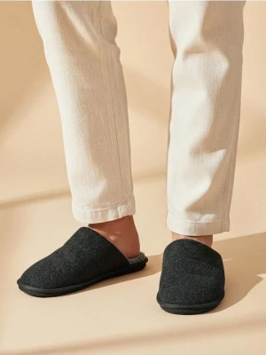 Sinsay - Ocieplane kapcie z futerkiem - szary