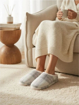 Sinsay - Ocieplane kapcie z kożuszkiem - różowy