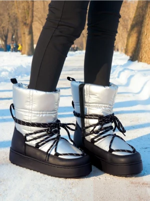 Sinsay - Ocieplane metaliczne śniegowce z ozdobnym sznurowaniem - srebrny