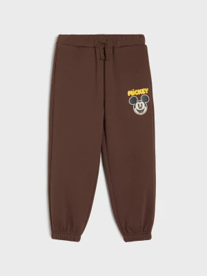 Sinsay - Ocieplane spodnie dresowe jogger oversize Mickey Mouse - brązowy