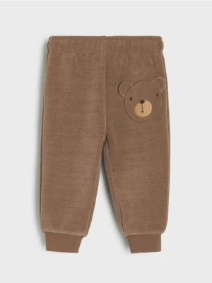 Sinsay - Ocieplane spodnie regular z haftem - beżowy