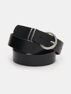 Sinsay - Pasek z imitacji skóry ze srebrną klamrą i srebrnymi szlufkami - czarny