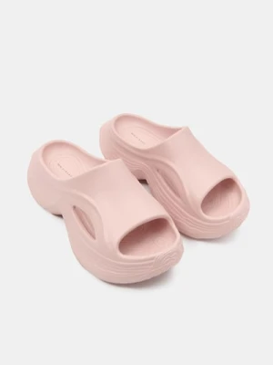 Sinsay - Piankowe klapki na platformie - różowy