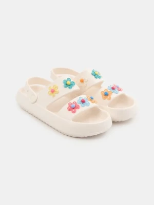 Sinsay - Piankowe klapki z kwiatami 3D - kremowy